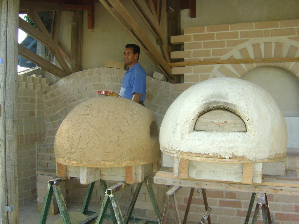 le four à pain du village à cavaillon en construction dans l'atelier briqueterie